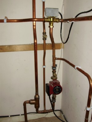 Heating primary pipework with a circulating pump and valves